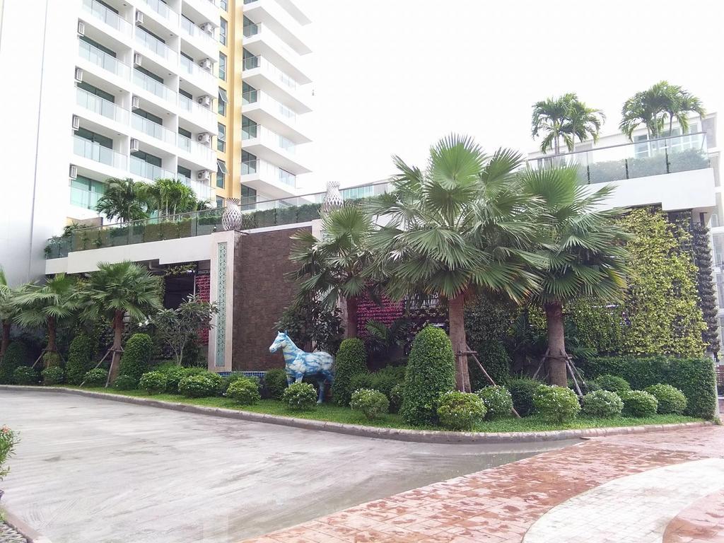 Peak Tower In Phatumnak Pattaya Exteriör bild