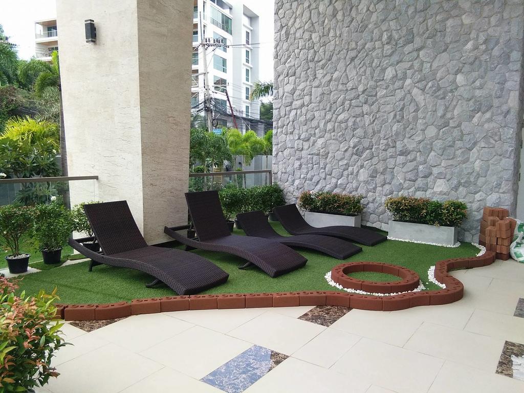 Peak Tower In Phatumnak Pattaya Exteriör bild
