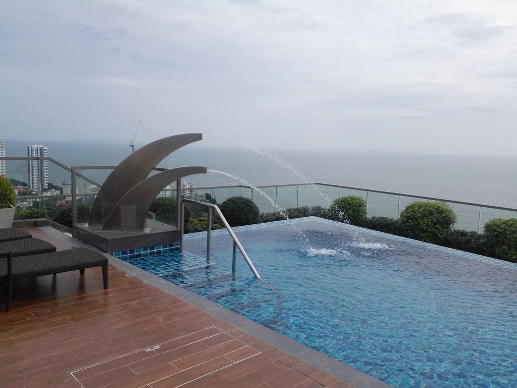 Peak Tower In Phatumnak Pattaya Exteriör bild