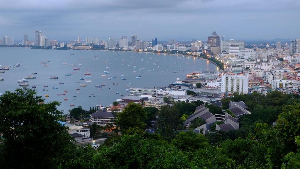 Peak Tower In Phatumnak Pattaya Exteriör bild