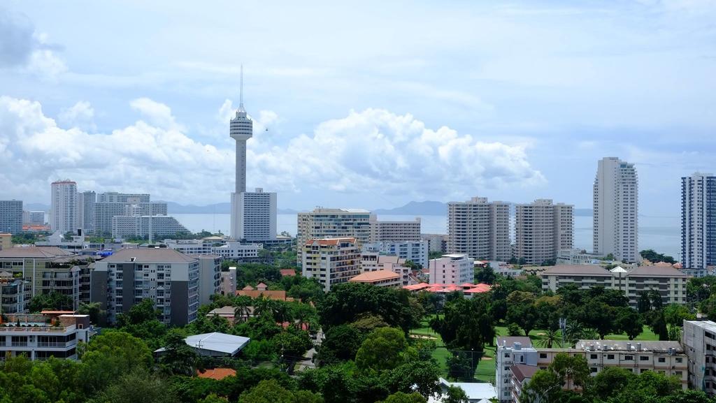 Peak Tower In Phatumnak Pattaya Exteriör bild