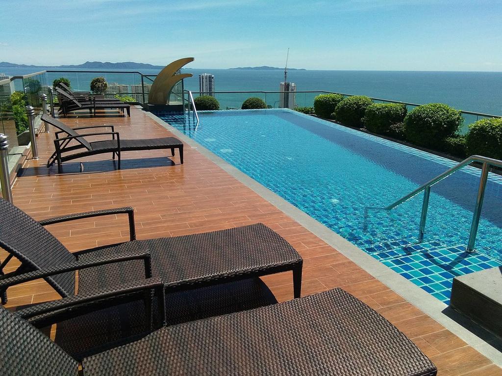Peak Tower In Phatumnak Pattaya Exteriör bild