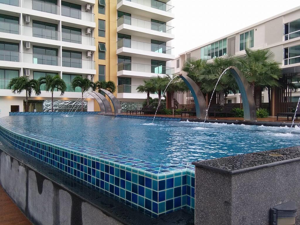 Peak Tower In Phatumnak Pattaya Exteriör bild